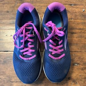 Brooks Women's Ariel Shoes in Navy and Magenta